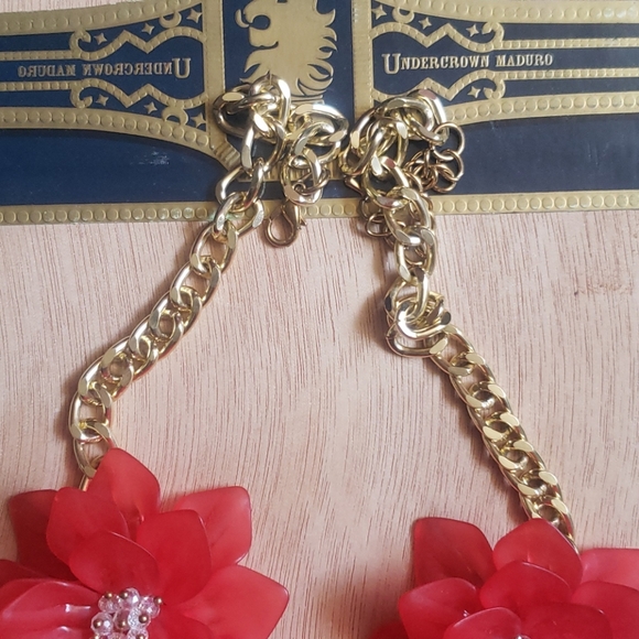 2/$30 Red flower necklace πΉπΉπππππΊπΊπΊ - Picture 3 of 4